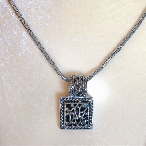Silver necklace with square filigree pendant - Picture 2 of 4